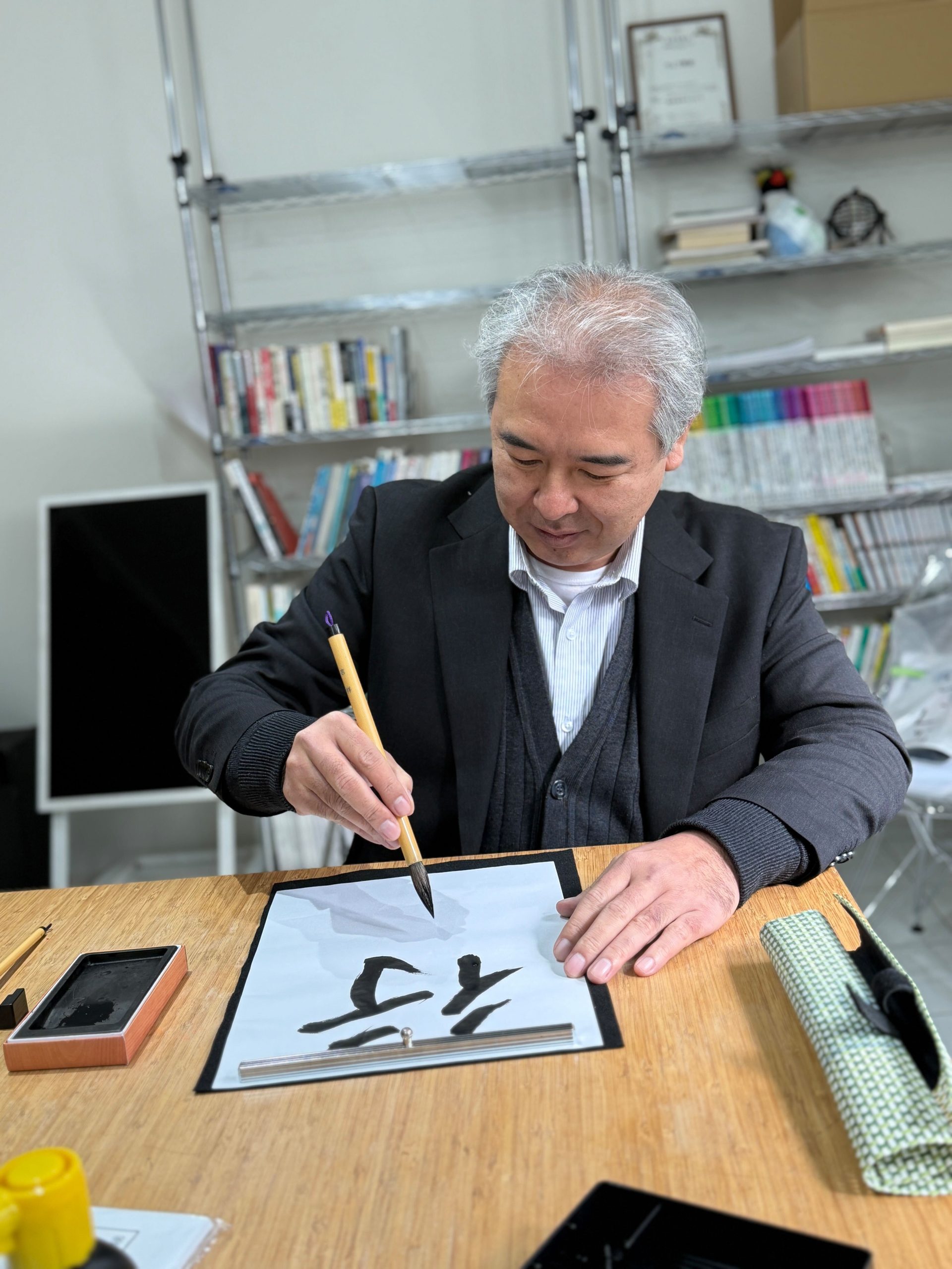 メンバーが書初めをしている画像